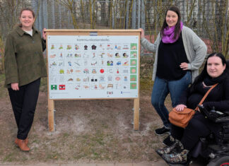 Innovative Kommunikationstafeln stärken Inklusion auf Jenaer Spielplätzen Innovative Kommunikationstafeln stärken Inklusion in Jena. V.l.: Kathleen Lützkendorf (Dezernentin für Soziales, Gesundheit, Zuwanderung und Klima), Daniela Egert (Einreicherin des Vorschlags) und Ines Muskalla (Beauftragte für Menschen mit Behinderung der Stadt Jena) bei der Spielplatztafel im Marienwäldchen. Foto; Stadt Jena