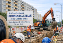 Leitungsbauarbeiten in der Theobald-Renner-Straße bis Juni 2026 Leitungsbauarbeiten in Jena-Lobeda-West sichern Stromversorgung. Neue Kabel, Glasfaser und Beleuchtung bis Juni 2026. Symbolfoto, Illustration via KI