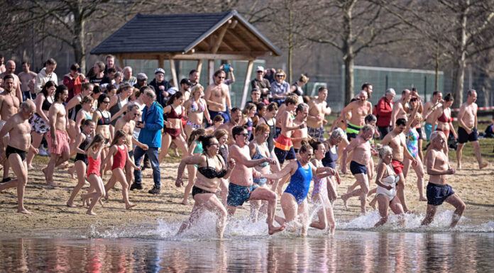 Eisbaden am 08.03. in Jena: Mutige springen in den Schleichersee Eisbaden am 08.03. in Jena: Mutige springen in den Schleichersee. Foto: Jenaer Bäder