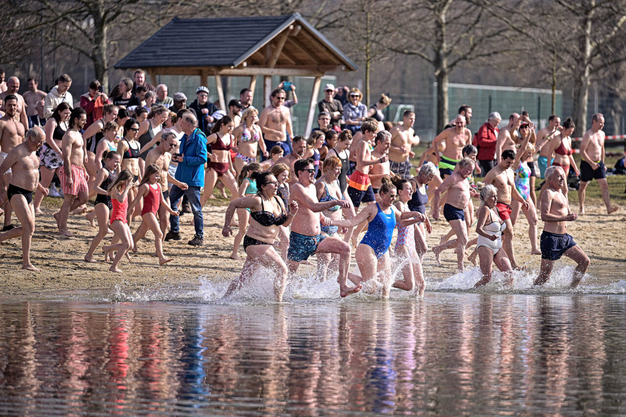 Eisbaden am 08.03. in Jena: Mutige springen in den Schleichersee. Foto: Jenaer Bäder