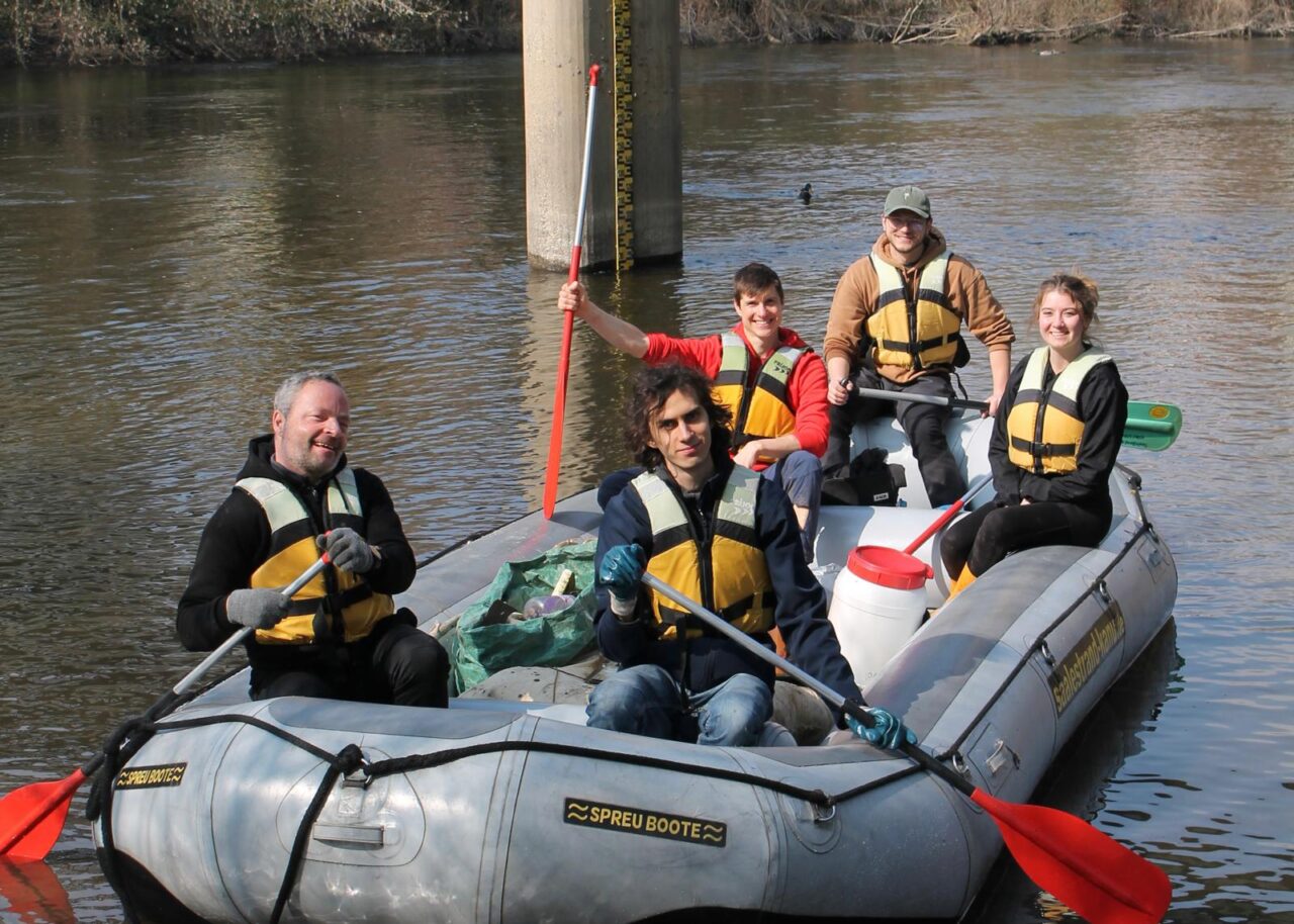 Beeindruckend: Über 500 Helfer beim SaalePUTZ. Foto: Bürgerstiftung Jena Beeindruckend: Über 500 Helfer beim SaalePUTZ. Foto: Bürgerstiftung Jena