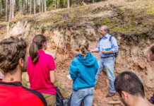 Wintersemester 2026/27: Neuer englischsprachiger Master am Start Wintersemester 2026/27: Neuer englischsprachiger Master am Start. Prof. Kai Uwe Totsche (im Bild hinten) mit Studierenden der Uni Jena während einer Exkursion im Saale-Elster-Sandsteinplatte-Observatorium (SESO). Foto: Bernd Kohlhepp