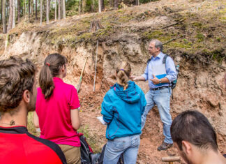 Wintersemester 2026/27: Neuer englischsprachiger Master am Start Wintersemester 2026/27: Neuer englischsprachiger Master am Start. Prof. Kai Uwe Totsche (im Bild hinten) mit Studierenden der Uni Jena während einer Exkursion im Saale-Elster-Sandsteinplatte-Observatorium (SESO). Foto: Bernd Kohlhepp