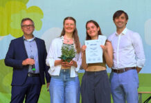 Kinder-Umweltpreis würdigt Inspirierende Projekte in Jena 2026 Vertreterinnen des Jugendchor Blackbirds mit André Sack, Geschäftsführer der Stadtwerke Energie Jena-Pößneck und Stadtentwicklungsdezernent Dirk Lange. Foto: Stadt Jena