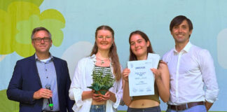 Kinder-Umweltpreis würdigt Inspirierende Projekte in Jena 2026 Vertreterinnen des Jugendchor Blackbirds mit André Sack, Geschäftsführer der Stadtwerke Energie Jena-Pößneck und Stadtentwicklungsdezernent Dirk Lange. Foto: Stadt Jena