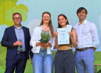 Kinder-Umweltpreis würdigt Inspirierende Projekte in Jena 2026 Vertreterinnen des Jugendchor Blackbirds mit André Sack, Geschäftsführer der Stadtwerke Energie Jena-Pößneck und Stadtentwicklungsdezernent Dirk Lange. Foto: Stadt Jena