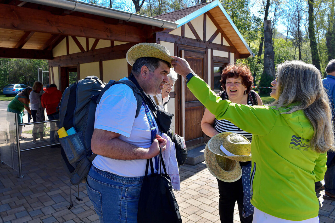 Freundlicher Empfang im Südbad: Zum Start in die Freibadsaison erhalten die ersten Besucherinnen und Besucher von der Fachangestellten für Bäderbetriebe, Simone Kunath, einen sommerlichen Strohhut. Foto: J. Scheere // Stadtwerke Jena Freundlicher Empfang im Südbad: Zum Start in die Freibadsaison erhalten die ersten Besucherinnen und Besucher von der Fachangestellten für Bäderbetriebe, Simone Kunath, einen sommerlichen Strohhut. Foto: J. Scheere // Stadtwerke Jena