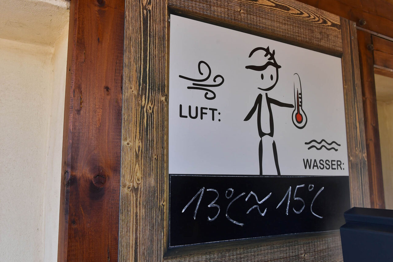 Frisch, aber einladend: Am 1. Mai lag die Wassertemperatur im Südbad bei rund 15 Grad und die Lufttemperatur gegen 10 Uhr noch bei 13 Grad. Foto: J. Scheere // Stadtwerke Jena Frisch, aber einladend: Am 1. Mai lag die Wassertemperatur im Südbad bei rund 15 Grad und die Lufttemperatur gegen 10 Uhr noch bei 13 Grad. Foto: J. Scheere // Stadtwerke Jena