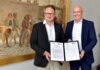 Starke Kooperation für internationales Standortmarketing Thüringen Kooperation für internationales Standortmarketing Thüringen. Uni-Präsident Prof. Dr. Andreas Marx (l.) und LEG-Geschäftsführer Andreas Krey mit der unterzeichneten Erklärung. Foto: J. Scheere // Uni Jena