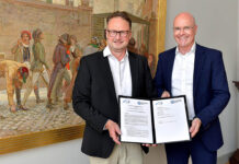 Starke Kooperation für internationales Standortmarketing Thüringen Kooperation für internationales Standortmarketing Thüringen. Uni-Präsident Prof. Dr. Andreas Marx (l.) und LEG-Geschäftsführer Andreas Krey mit der unterzeichneten Erklärung. Foto: J. Scheere // Uni Jena