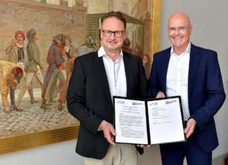 Starke Kooperation für internationales Standortmarketing Thüringen Kooperation für internationales Standortmarketing Thüringen. Uni-Präsident Prof. Dr. Andreas Marx (l.) und LEG-Geschäftsführer Andreas Krey mit der unterzeichneten Erklärung. Foto: J. Scheere // Uni Jena