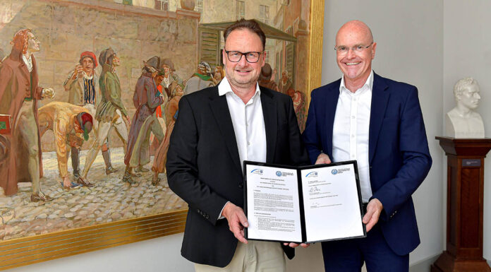 Starke Kooperation für internationales Standortmarketing Thüringen Kooperation für internationales Standortmarketing Thüringen. Uni-Präsident Prof. Dr. Andreas Marx (l.) und LEG-Geschäftsführer Andreas Krey mit der unterzeichneten Erklärung. Foto: J. Scheere // Uni Jena