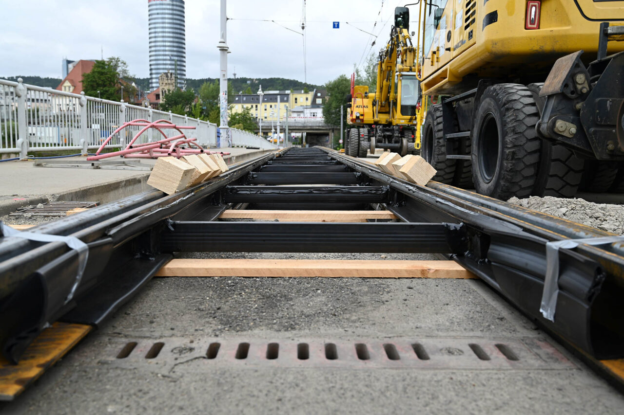 Neue Schienen für Jenas Straßenbahnnetz. Foto: Ludwig Kendzia // Stadtwerke Jena Neue Schienen für Jenas Straßenbahnnetz. Foto: Ludwig Kendzia // Stadtwerke Jena