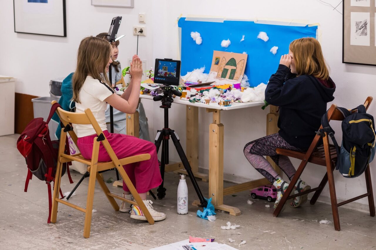 Sommerferien-Workshops für Kinder in Jena bieten Trickfilm, Fotografie und Druckkunst. Die Künstlerische Abendschule lädt Kinder und Jugendliche ab 7 Jahren ein. Sommerferien kreativ in Jena gestalten. Stop! Motion! Ferienworkshop. Foto: Künstlerische Abendschule