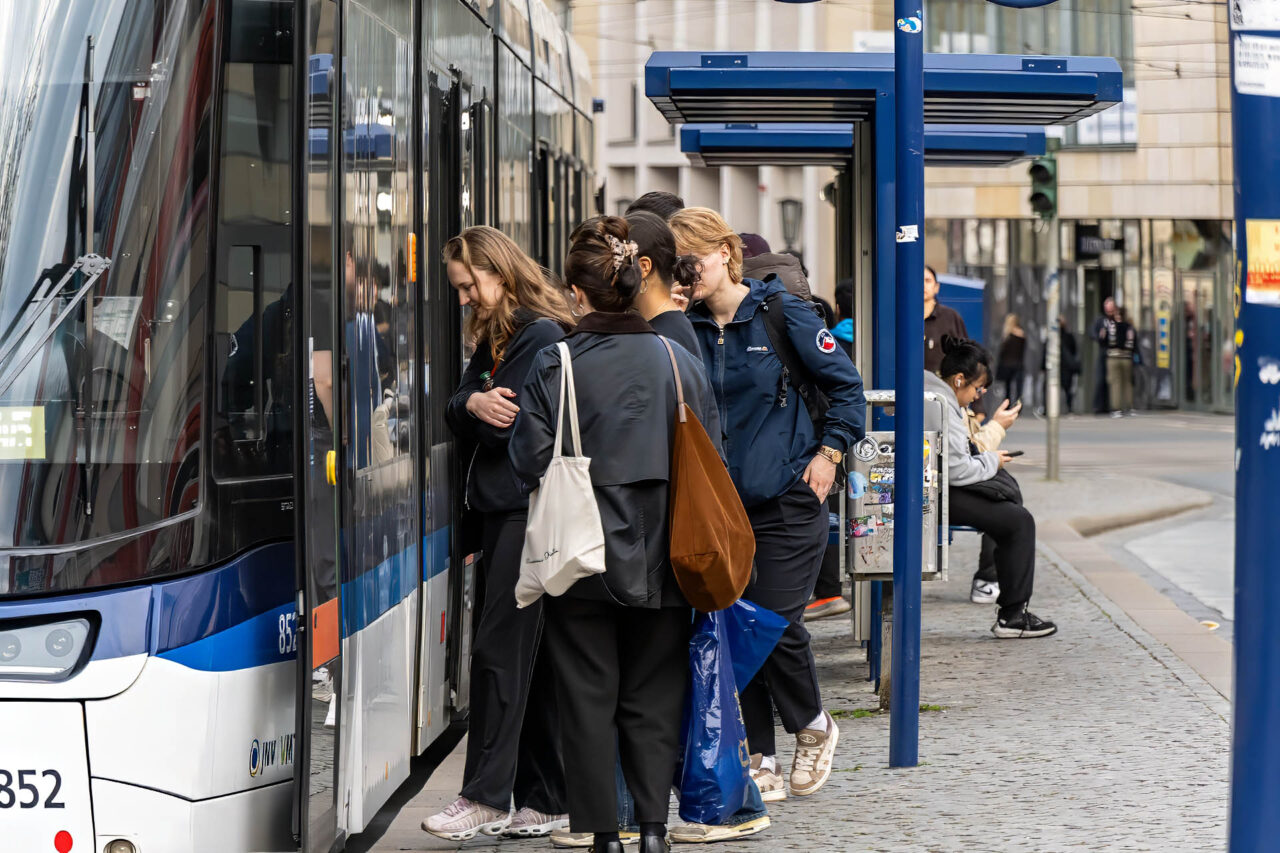 Fahrgastbefragung in Bus und Bahn geht ab 6. Juli weiter. Foto: Frank Liebold Fotografie, Jenafotografx Fahrgastbefragung in Bus und Bahn geht ab 6. Juli weiter. Foto: Frank Liebold Fotografie, Jenafotografx