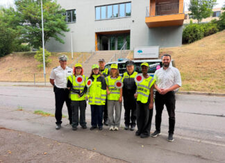 Jena im Einsatz: Bürgermeister begleitet Schulwegüberwachung zum Schulstartvv Jena im Einsatz: Koppe prüft Schulwegsicherheit. v.l.: Hauptkommissar Sascha Koglin, Schülerlotsin Mia, Schülerlotsin Pauline, Polizeihauptmeister Mario Hahn, Schülerlotsin Loreley, Polizeihauptmeisterin Aline Gloger, Schülerlotsin Blessing und Bürgermeister Benjamin Koppe. Foto: Stadt Jena