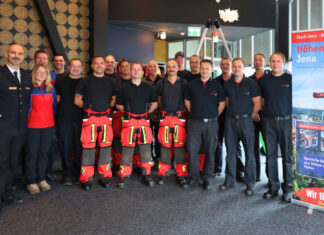 40 Jahre Höhenrettung Jena: Feuerwehr feiert Jubiläum 40 Jahre Höhenrettung Jena: Feuerwehr feiert Jubiläum. Nick Ludwig, Fachdienstleiter Feuerwehr (2. v. l.), und Martin Sommer, Leiter SRHT (vorn in der Mitte), feierten gemeinsam mit dem Team und den Gästen im JenTower das 40-jährige Bestehen der Speziellen Rettung aus Höhen und Tiefen. Foto: Stadt Jena