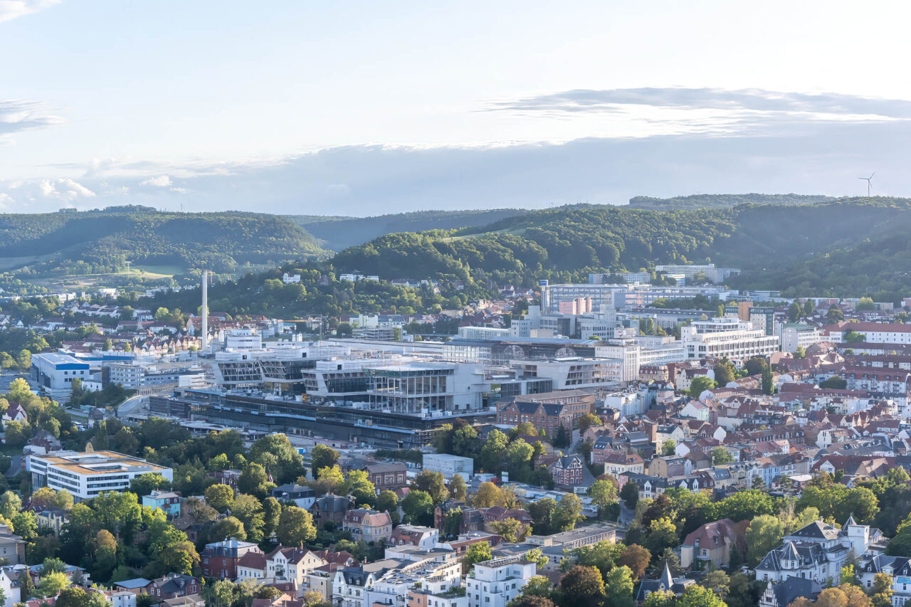 Raab Karcher liefert weitere Baustoffe für den ZEISS-Hightech-Standort in Jena. Neuer Auftrag umfasst die Außenanlagen des Großprojekts. Raab Karcher liefert Baustoffe für ZEISS-Standort Jena. Foto: Frank Liebold Fotografie