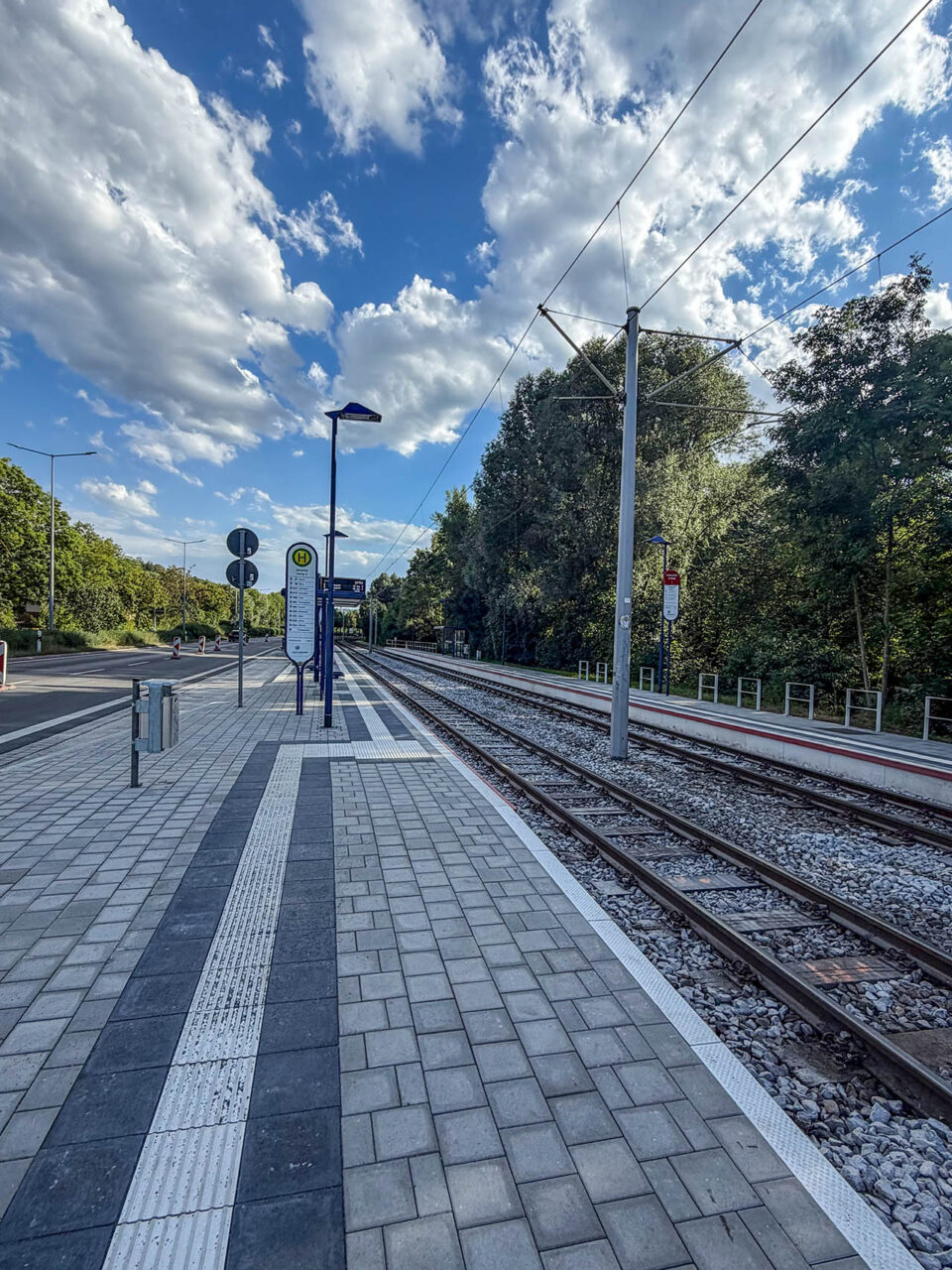 Bauarbeiten beendet: Haltestelle Jenertal ab 15.08. wieder frei. Die Bauarbeiten an der Haltestelle Jenertal sind abgeschlossen. Ab Samstag, 15. August 2026, mit Betriebsbeginn verkehren Busse und Straßenbahnen wieder ohne Einschränkungen nach dem aktuell gültigen Baufahrplan. Foto: Stadtwerke Jena // Tina Schnabel Bauarbeiten beendet: Haltestelle Jenertal ab 15.08. wieder frei. Die Bauarbeiten an der Haltestelle Jenertal sind abgeschlossen. Ab Samstag, 15. August 2026, mit Betriebsbeginn verkehren Busse und Straßenbahnen wieder ohne Einschränkungen nach dem aktuell gültigen Baufahrplan. Foto: Stadtwerke Jena // Tina Schnabel