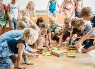 Jena verteilt 2.001 Möhrchenhefte zum Schulstart Möhrchenheft Verteilung Foto, Henry Sowinski