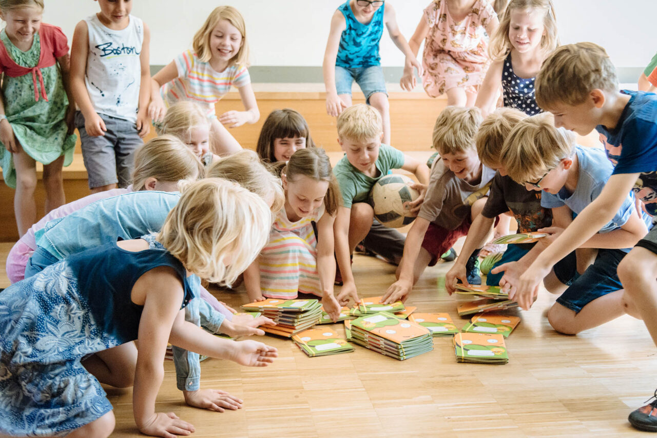 Jena verteilt 2.001 Möhrchenhefte zum Schulstart Möhrchenheft Verteilung Foto, Henry Sowinski
