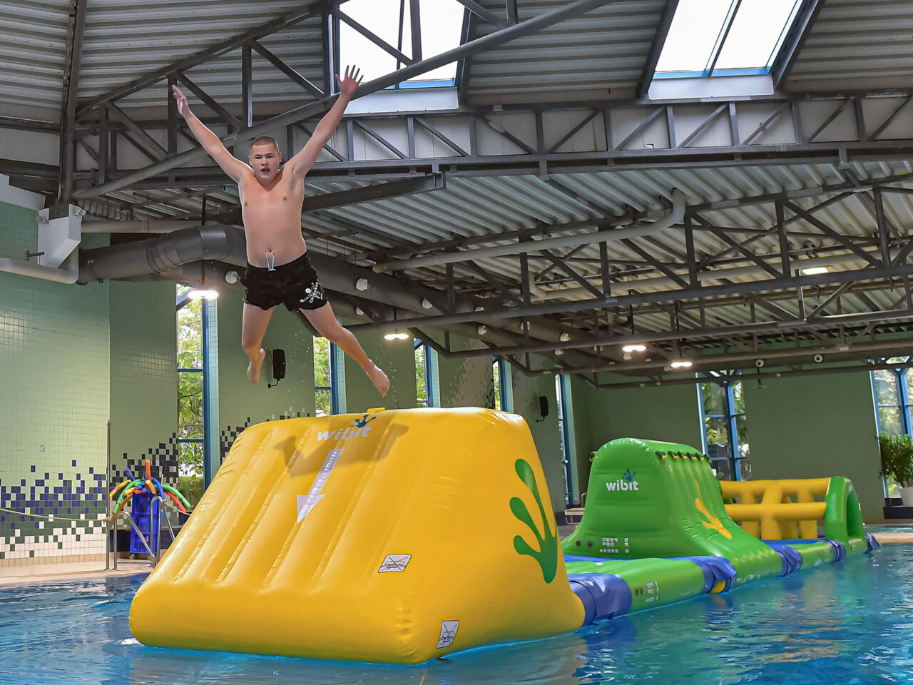 Ferienspiele Jena vom 12. bis 24. Oktober 2026. Aqua-Track, Spielangebote und Schwimmen im Schwimmparadies in den Herbstferien. Kein Aufpreis. Ferienspiele Jena Aqua-Track 12.-24.10. Ferienspaß ultimativ. Foto: Stadtwerke Jena