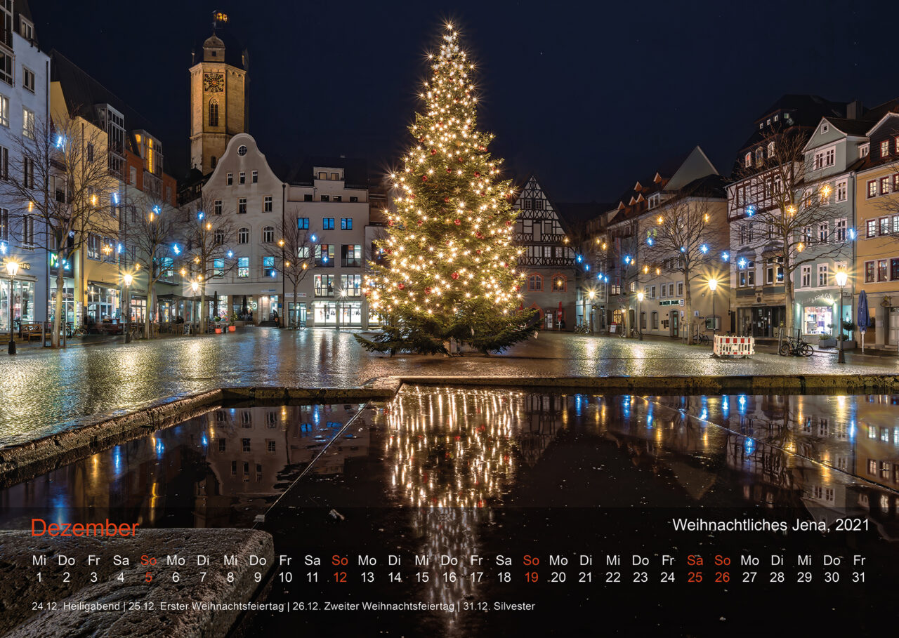 Jena Fotokalender 2027: Jenaer Nachtmomente - faszinierende Lichtblicke 10 Dezember 2021 – Historischer Markt: Weihnachtsbaum, Lichterkette und Adventsstimmung.
