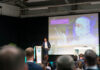 Neuer Jenoptik-CEO Dorfner stellt sich auf der W3+ Fair vor Auf der größten Technologiemesse Thüringens, der W3+ Fair in Jena, stellte sich Dr. Dominic Dorfner der Photonik-Industrie vor. In einem Vortrag gab er Einblicke in seine ersten Wochen im Amt. Mit der Thüringer Wirtschaftsministerin Colette Boos-John und dem Oberbürgermeister von Jena, Dr. Thomas Nitzsche, erkundete er die Trends auf der Messe. Foto: Jenoptik AG