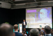 Neuer Jenoptik-CEO Dorfner stellt sich auf der W3+ Fair vor Auf der größten Technologiemesse Thüringens, der W3+ Fair in Jena, stellte sich Dr. Dominic Dorfner der Photonik-Industrie vor. In einem Vortrag gab er Einblicke in seine ersten Wochen im Amt. Mit der Thüringer Wirtschaftsministerin Colette Boos-John und dem Oberbürgermeister von Jena, Dr. Thomas Nitzsche, erkundete er die Trends auf der Messe. Foto: Jenoptik AG