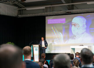 Neuer Jenoptik-CEO Dorfner stellt sich auf der W3+ Fair vor Auf der größten Technologiemesse Thüringens, der W3+ Fair in Jena, stellte sich Dr. Dominic Dorfner der Photonik-Industrie vor. In einem Vortrag gab er Einblicke in seine ersten Wochen im Amt. Mit der Thüringer Wirtschaftsministerin Colette Boos-John und dem Oberbürgermeister von Jena, Dr. Thomas Nitzsche, erkundete er die Trends auf der Messe. Foto: Jenoptik AG