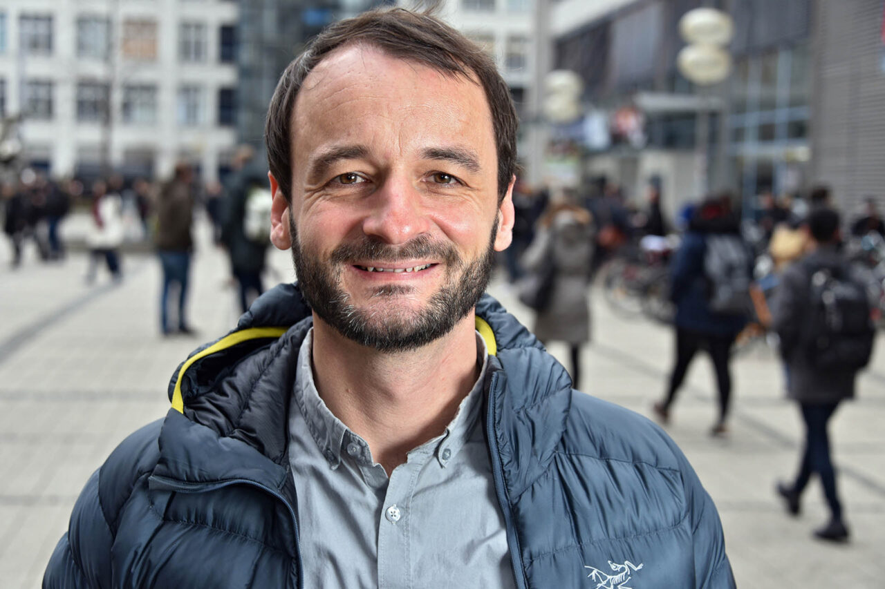 Prof. Dr. Tobias Rothmund, Professor für Kommunikations- und Medienpsychologie an der Friedrich-Schiller-Universität Jena, leitet das Jenaer Teilprojekt in der neuen DFG-Forschungsgruppe „Jenseits des Wahnsinns: Die Analyse von Verschwörungsüberzeugungen unter Berücksichtigung von deren Vorteilen“. Foto: Anne Günther // Uni Jena Prof. Dr. Tobias Rothmund, Professor für Kommunikations- und Medienpsychologie an der Friedrich-Schiller-Universität Jena, leitet das Jenaer Teilprojekt in der neuen DFG-Forschungsgruppe „Jenseits des Wahnsinns: Die Analyse von Verschwörungsüberzeugungen unter Berücksichtigung von deren Vorteilen“. Foto: Anne Günther // Uni Jena