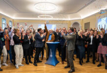 SPITZE! Friedrich-Schiller-Universität Jena ist Exzellenzuniversität Jubel an der Friedrich-Schiller-Universität Jena nach der Bekanntgabe der Entscheidung der Exzellenzkommission am 02.10.2026 in den Rosensälen der Friedrich-Schiller-Universität Jena in Jena. Die Universität Jena erhält den Status einer Exzellenzuniversität. Nachdem sie sich mit ihren beiden Exzellenzclustern „Balance of the Microverse“ und „Imaginamics. Practices and Dynamics of Social Imagining“ für die Förderlinie Exzellenzuniversitäten qualifiziert hatte, reichte sie 2025 ihren Antrag auf Förderung als Exzellenzuniversität unter dem Titel „Light. Life. Liberty. – Connecting People and Ideas“ ein. Foto: Nicole Nerger/Universität Jena