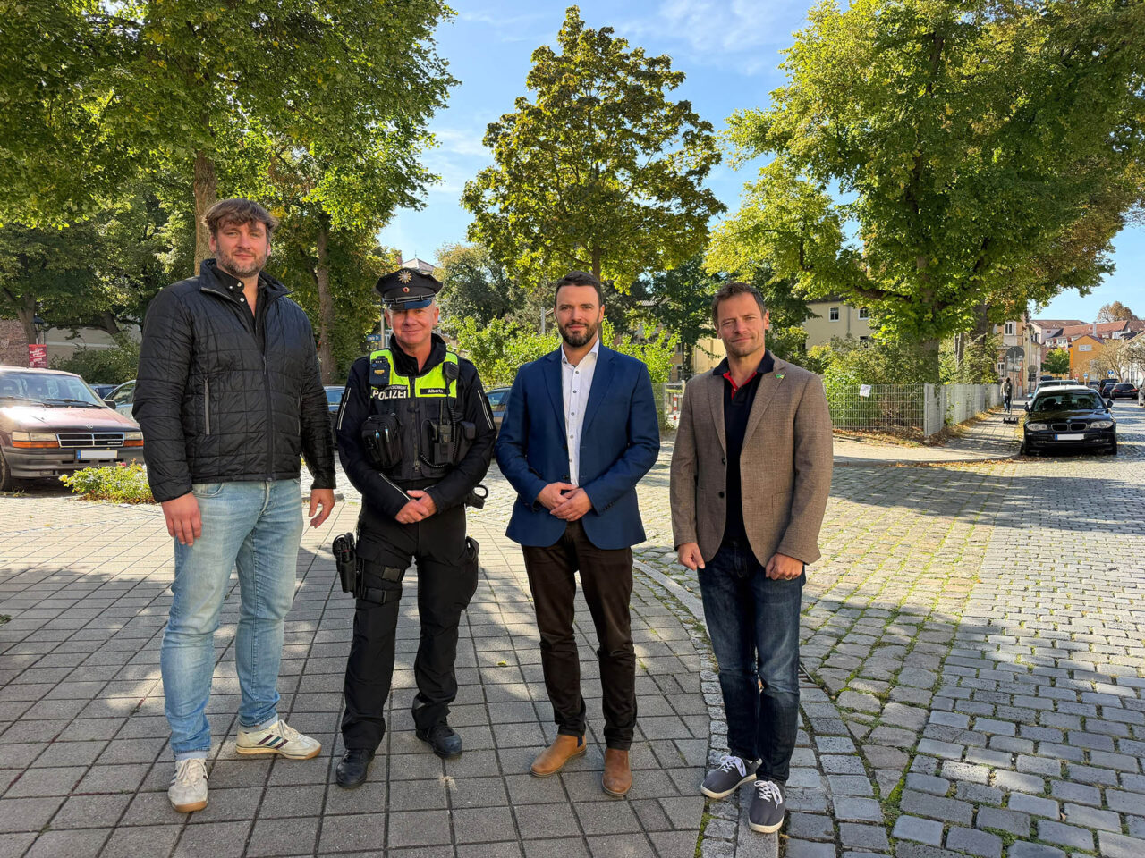 Kontaktbereichsbeamter Jan Alberts in Wenigenjena: Bürgermeister Benjamin Koppe besuchte ihn bei „Jena im Einsatz“. Sprechzeit dienstags von 15 bis 17 Uhr. Kontaktbereichsbeamter Jena: Aktuelle Themen in Wenigenjena. Foto: Stadt Jena
