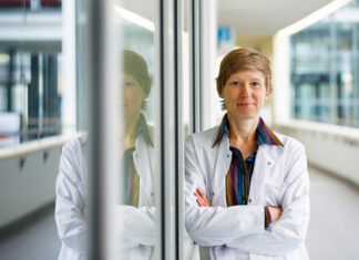 Lehrpreis 2026: Uni Jena ehrt Onkologin Jutta Hübner Jutta Hübner erhält Lehrpreis 2026 in Jena. Prof. Dr. Jutta Hübner wird mit dem Lehrpreis 2026 der Universität Jena ausgezeichnet. Sie erhält die Auszeichnung in der Kategorie „Wo Neues entsteht – Interdisziplinäre Lehre als Ort für Innovation“ am 17. November. Foto: Anna Schroll // Uni Jena